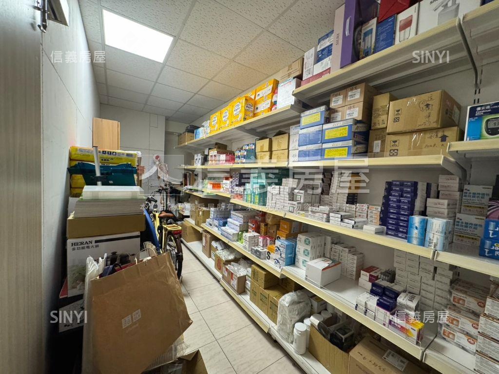 面寬約十米，國泰商圈店面房屋室內格局與周邊環境