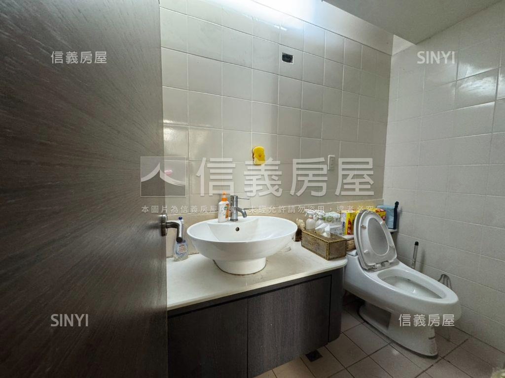 面寬約十米，國泰商圈店面房屋室內格局與周邊環境