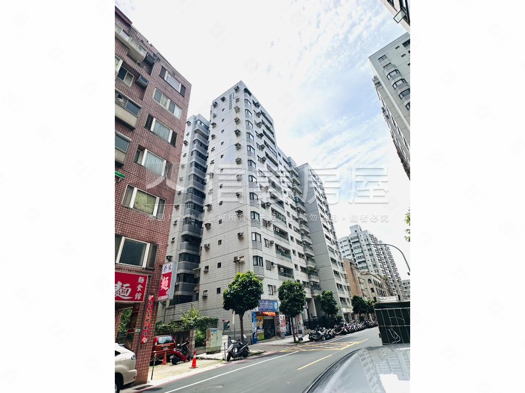 面寬約十米，國泰商圈店面房屋室內格局與周邊環境