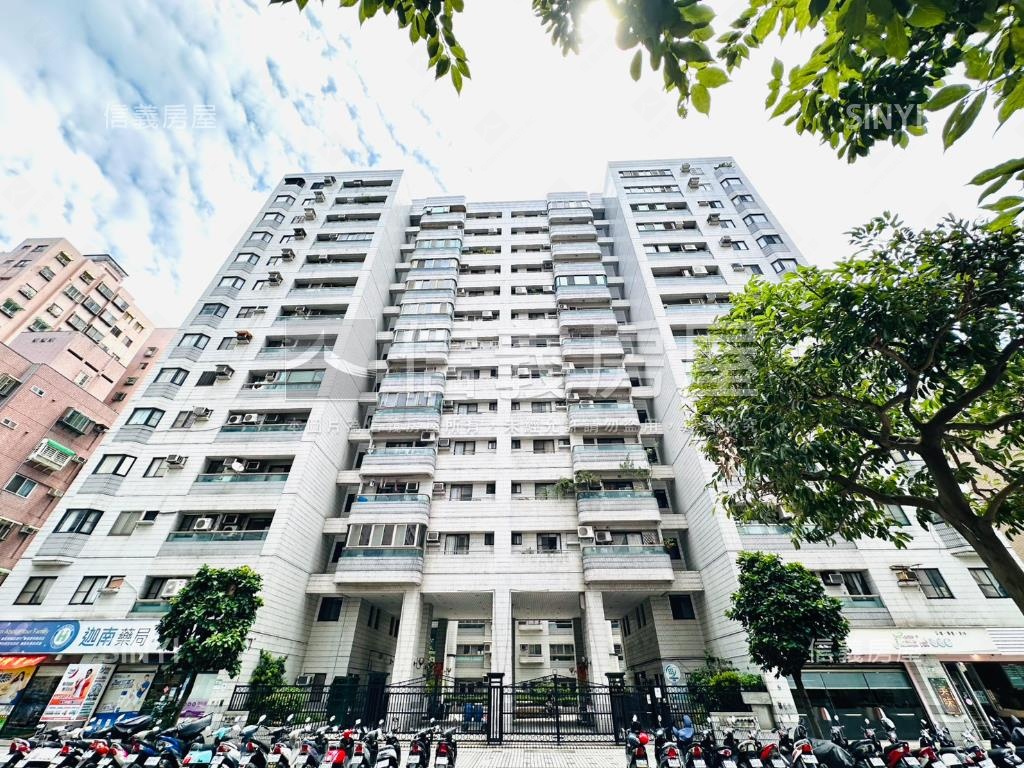 面寬約十米，國泰商圈店面房屋室內格局與周邊環境