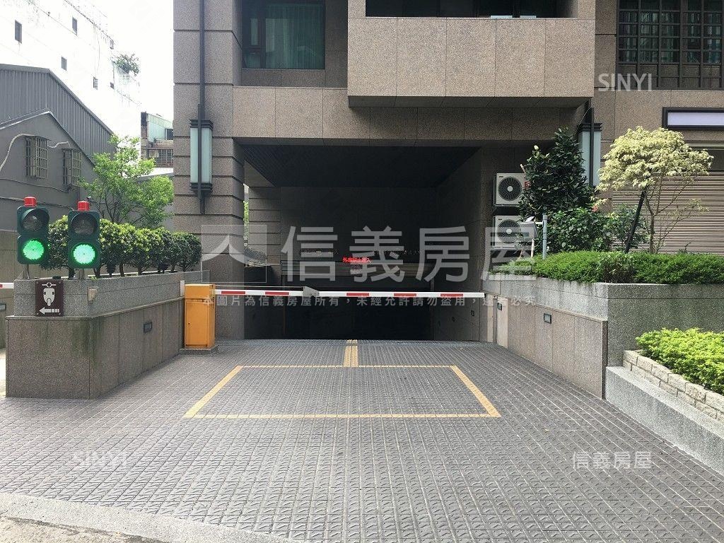 鋒霖御璽三房坡平車位房屋室內格局與周邊環境