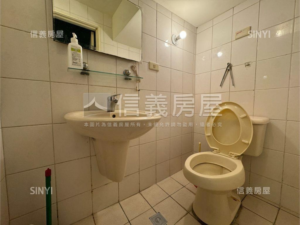 逢甲商圈摩登歐洲金店面房屋室內格局與周邊環境