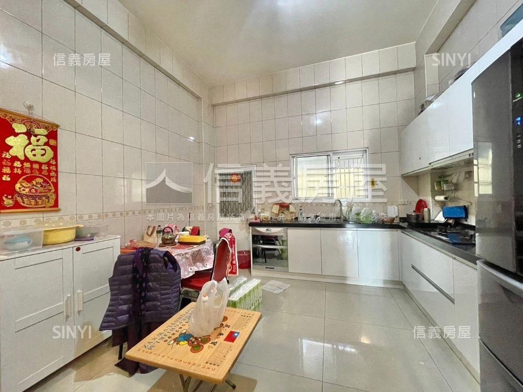 小港正路屋況優美採光透天房屋室內格局與周邊環境