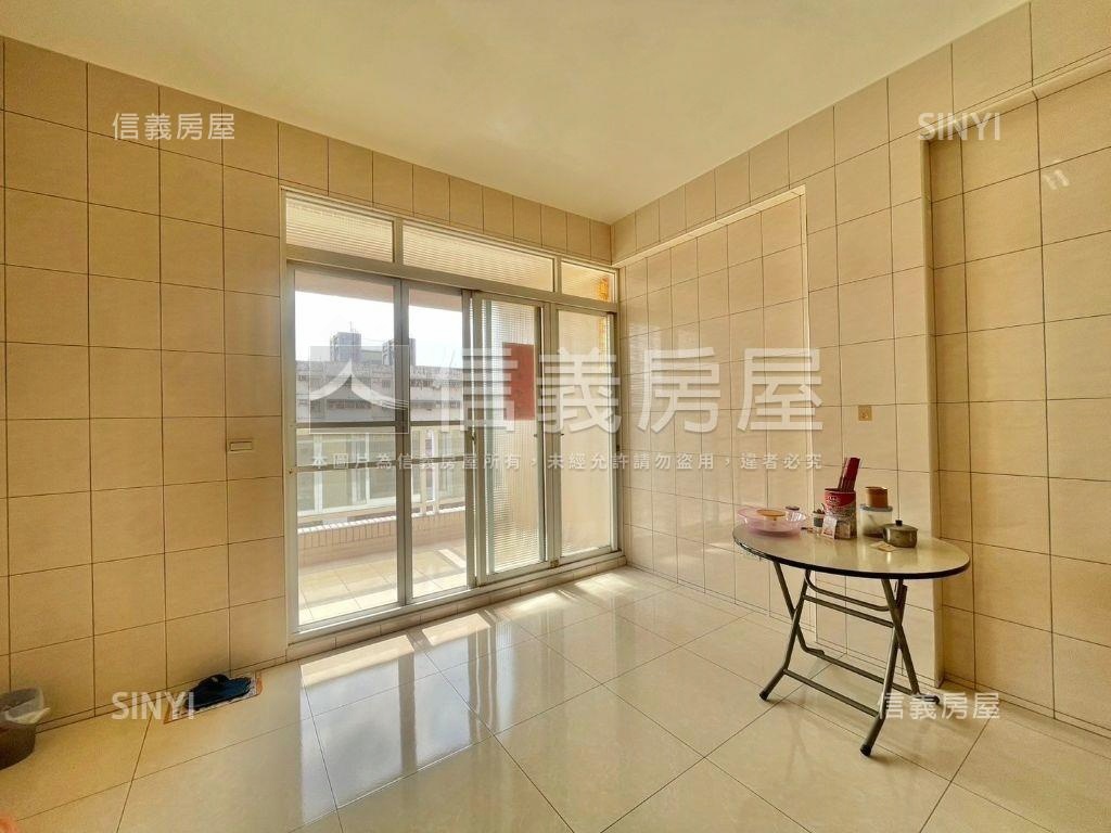 小港正路屋況優美採光透天房屋室內格局與周邊環境