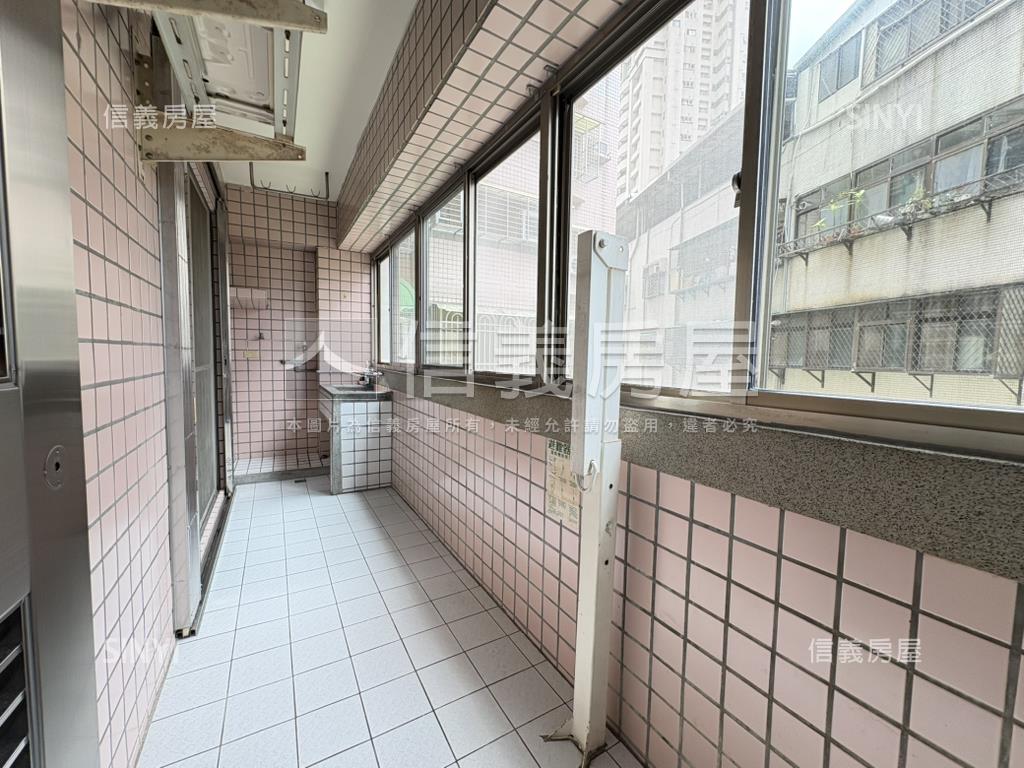 近捷運富園３＋１室車位房屋室內格局與周邊環境