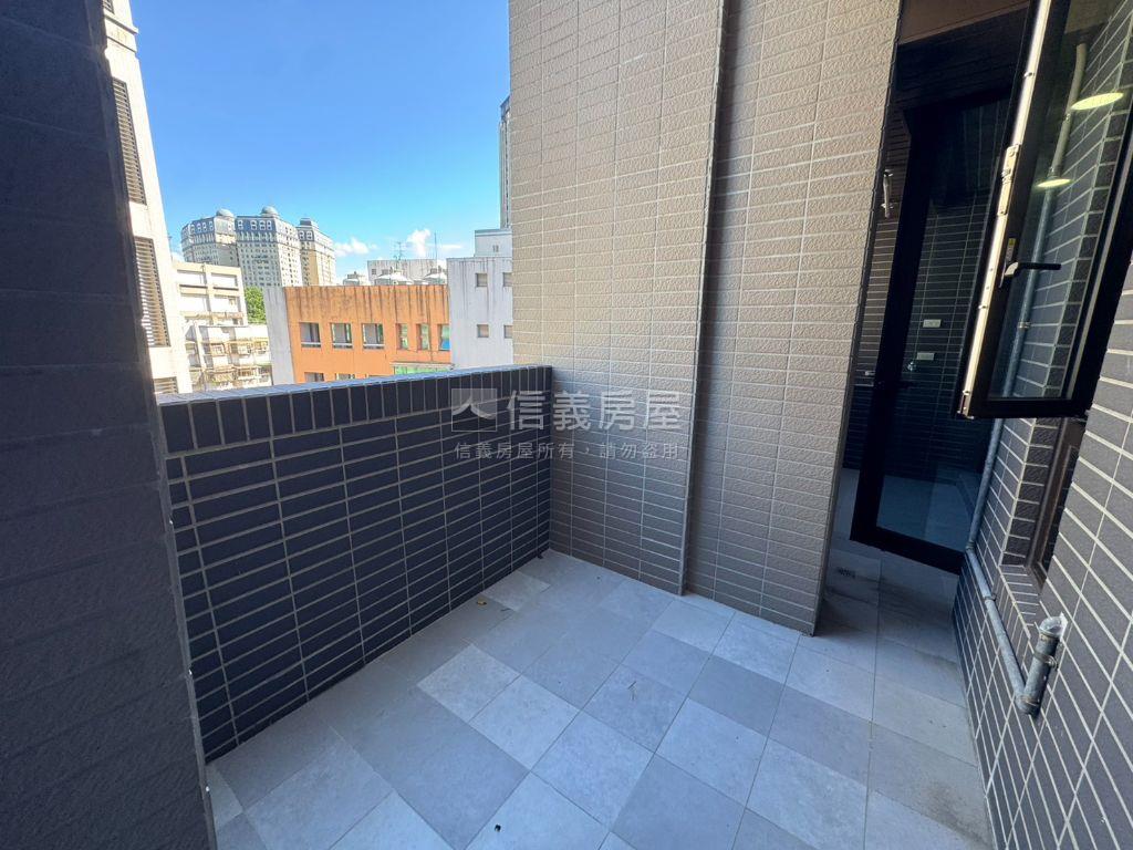 喆美高樓層兩房露臺戶房屋室內格局與周邊環境