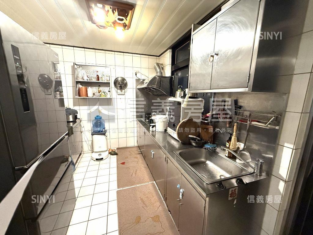 新湖國小旁雙車位透天房屋室內格局與周邊環境