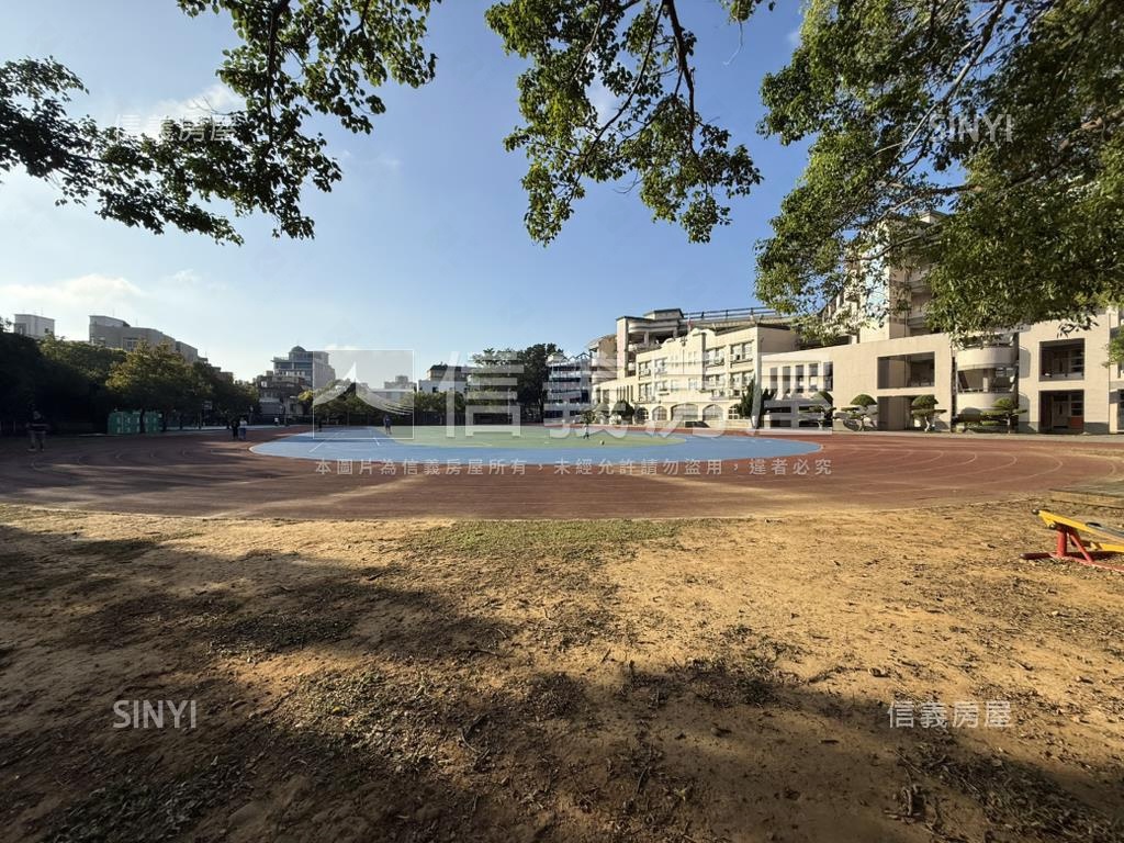 新湖國小旁雙車位透天房屋室內格局與周邊環境