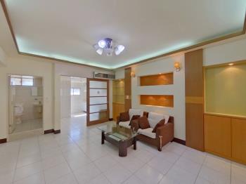 近巨城。面學校採光美三房