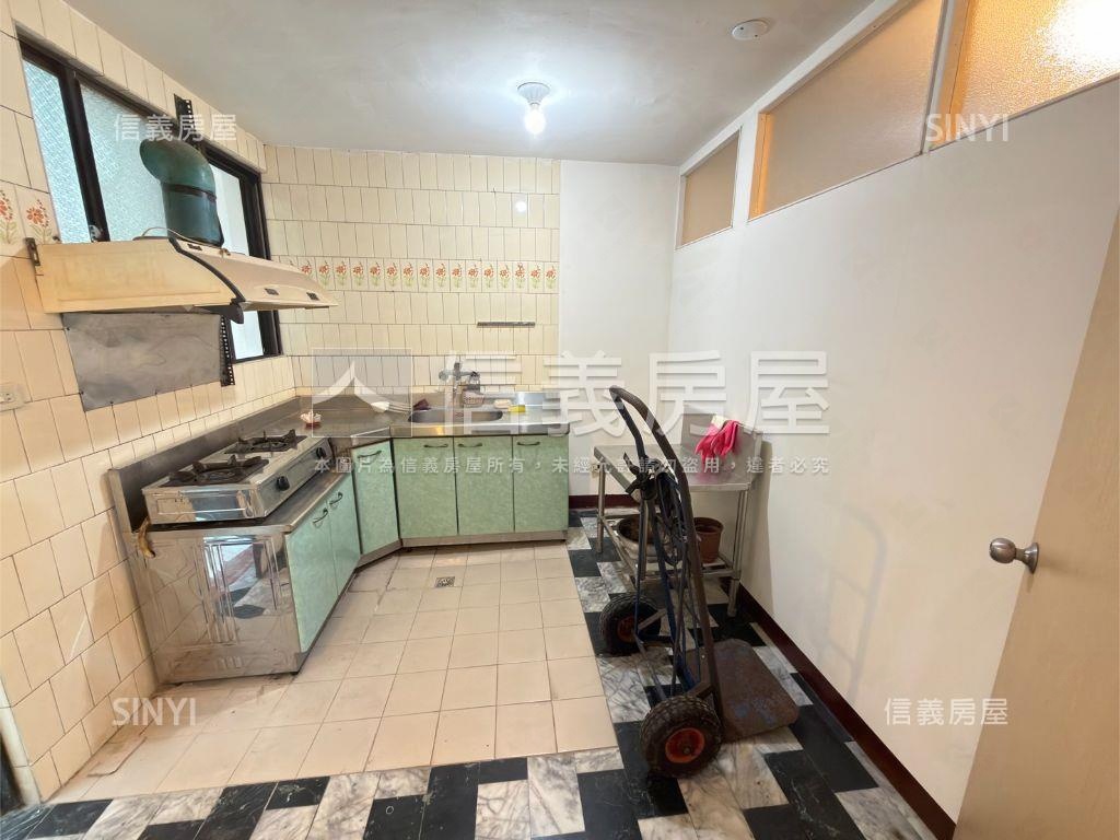 中正路低總價漂亮透天房屋室內格局與周邊環境