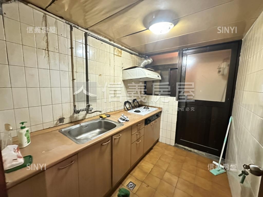 電梯三房之銀行在我家樓下房屋室內格局與周邊環境