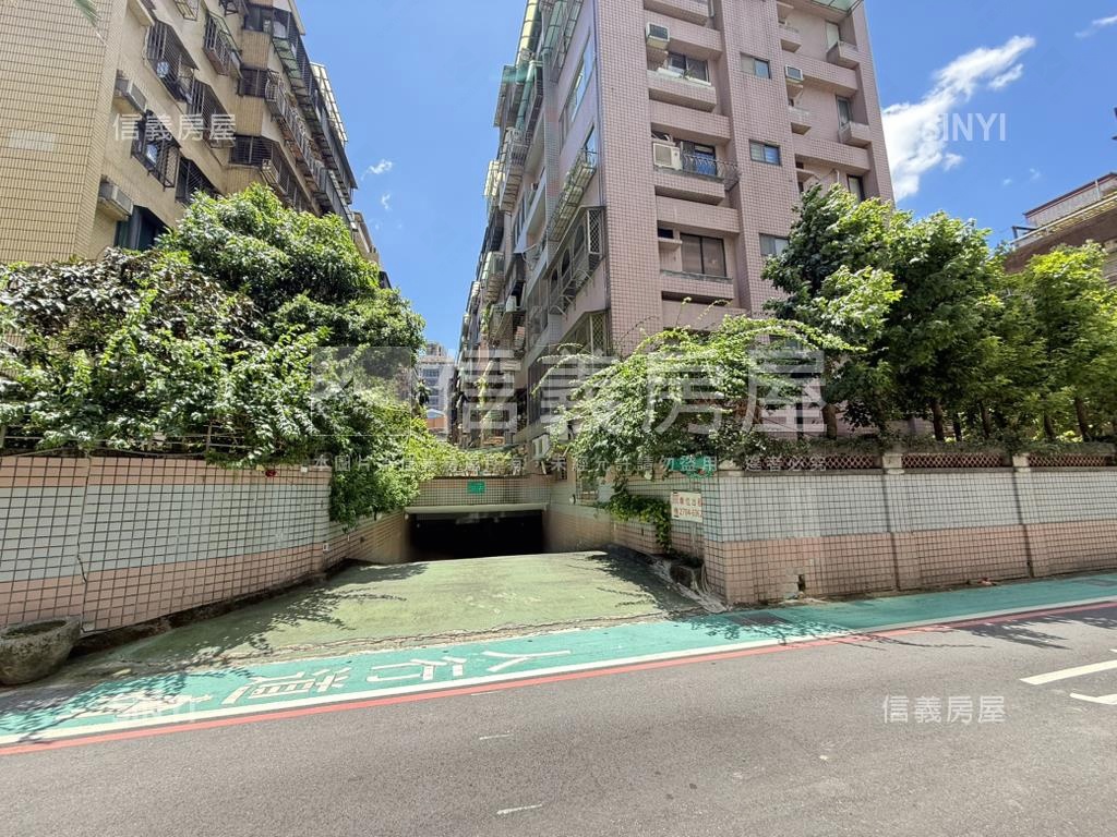 台銀華廈坡平車位房屋室內格局與周邊環境