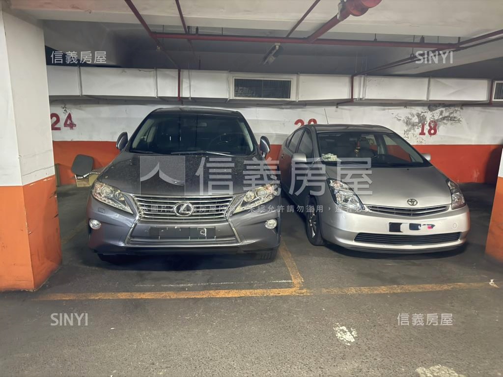 台銀華廈坡平車位房屋室內格局與周邊環境