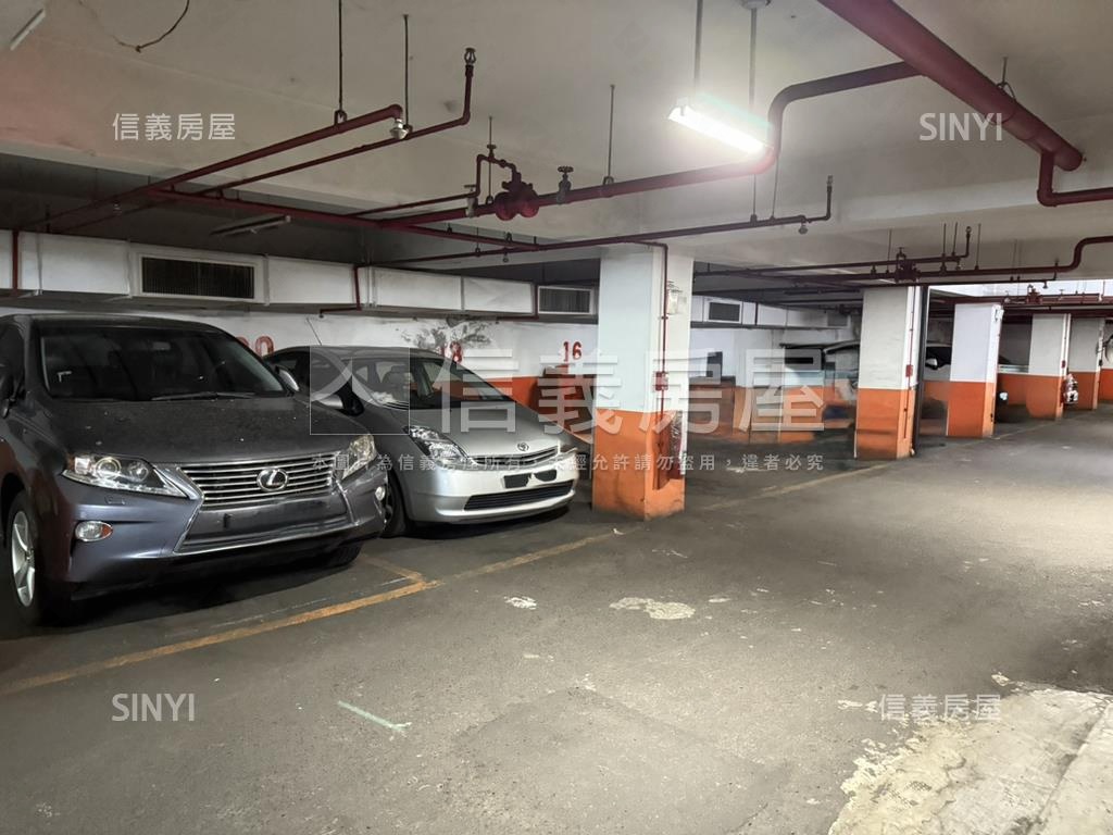 台銀華廈坡平車位房屋室內格局與周邊環境
