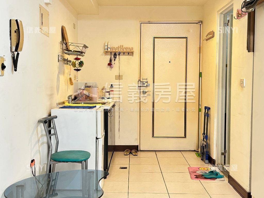 西區精誠商圈採光大套房房屋室內格局與周邊環境