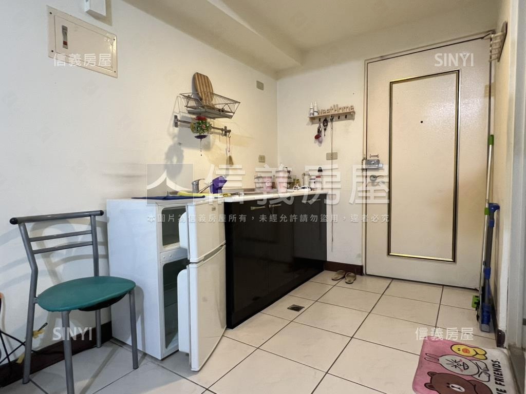 西區精誠商圈採光大套房房屋室內格局與周邊環境