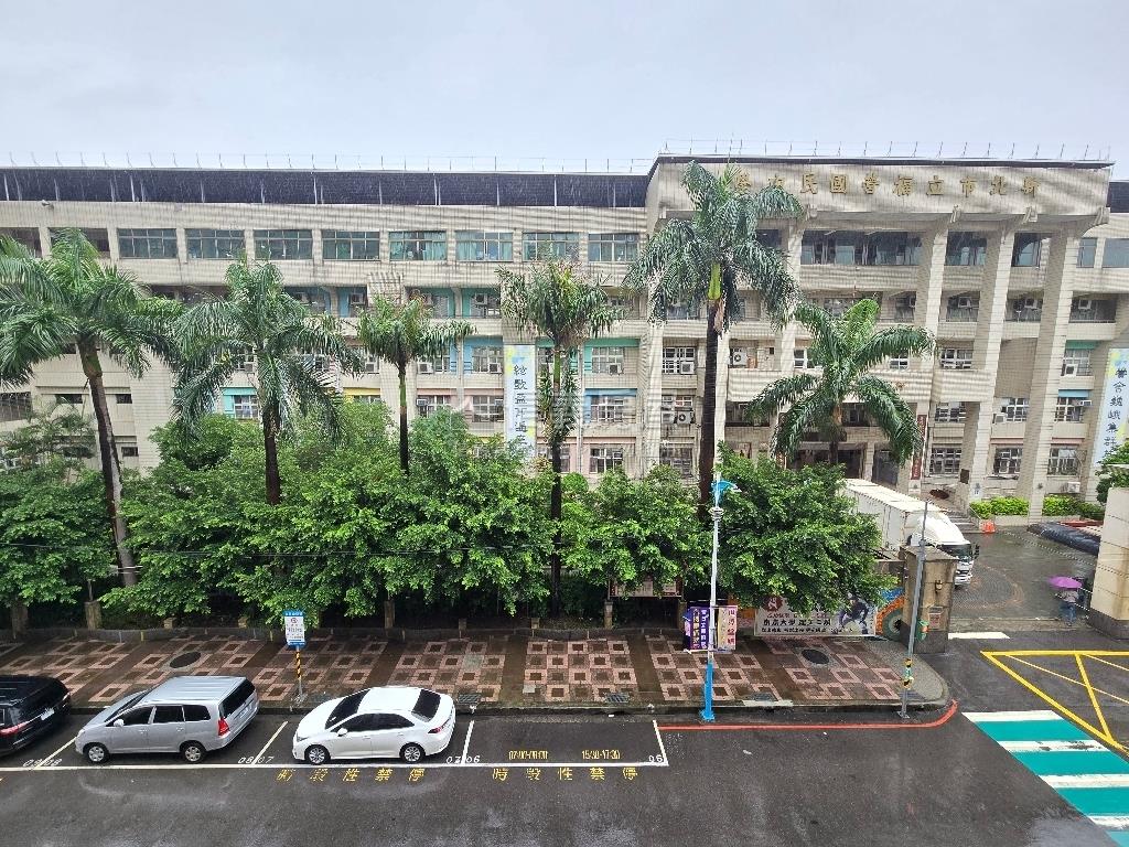 丹鳳捷運成家電梯大樓房屋室內格局與周邊環境