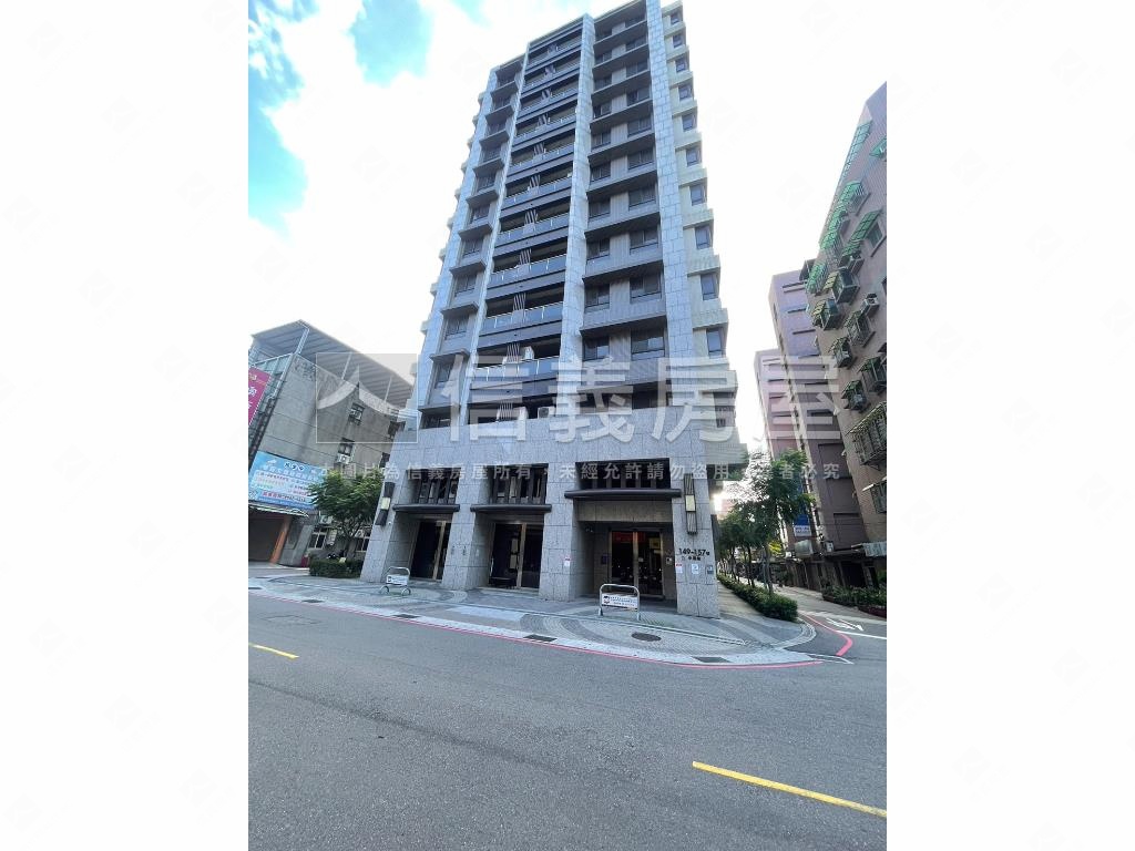 運動時代精美一樓車位房屋室內格局與周邊環境