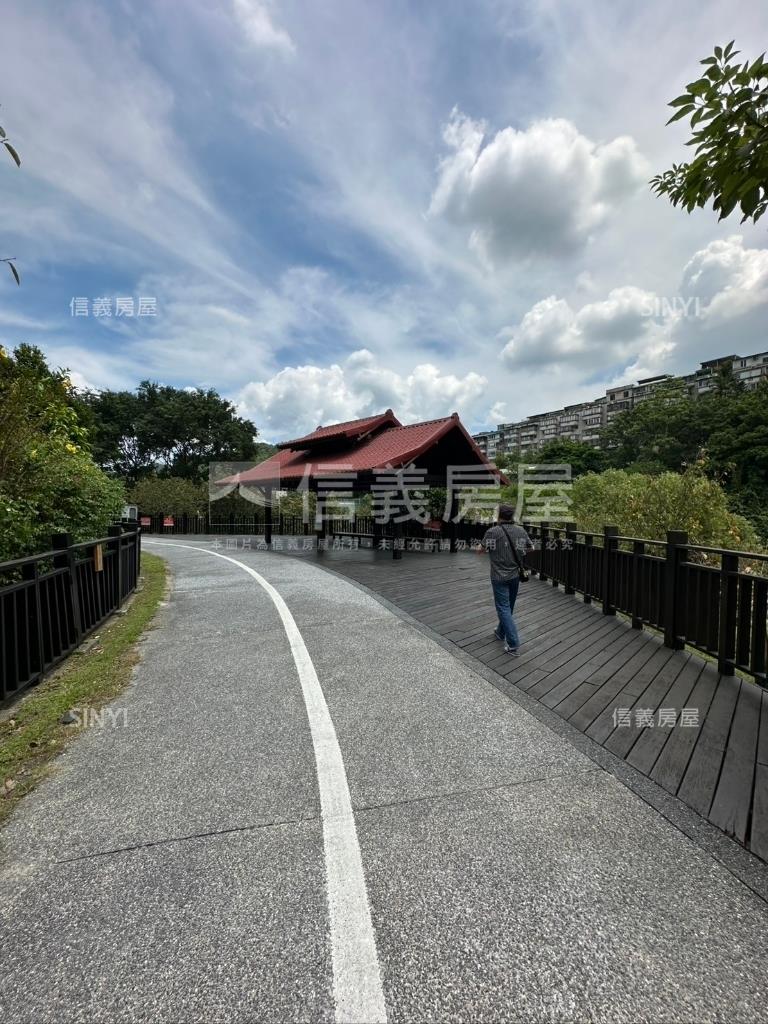 瓏山林邊間好美下疊房屋室內格局與周邊環境