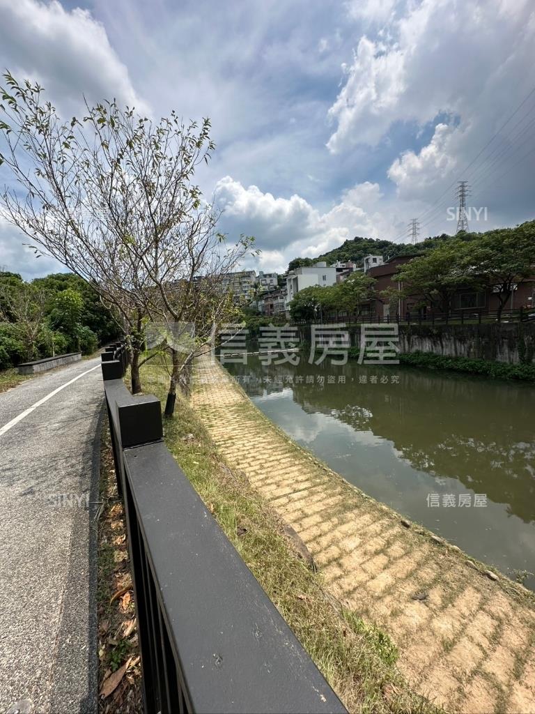 瓏山林邊間好美下疊房屋室內格局與周邊環境