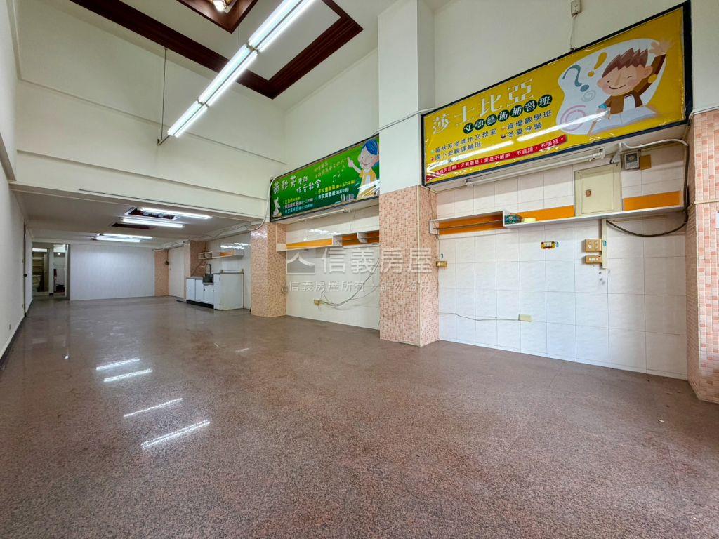 崇明路挑高黃金店面房屋室內格局與周邊環境