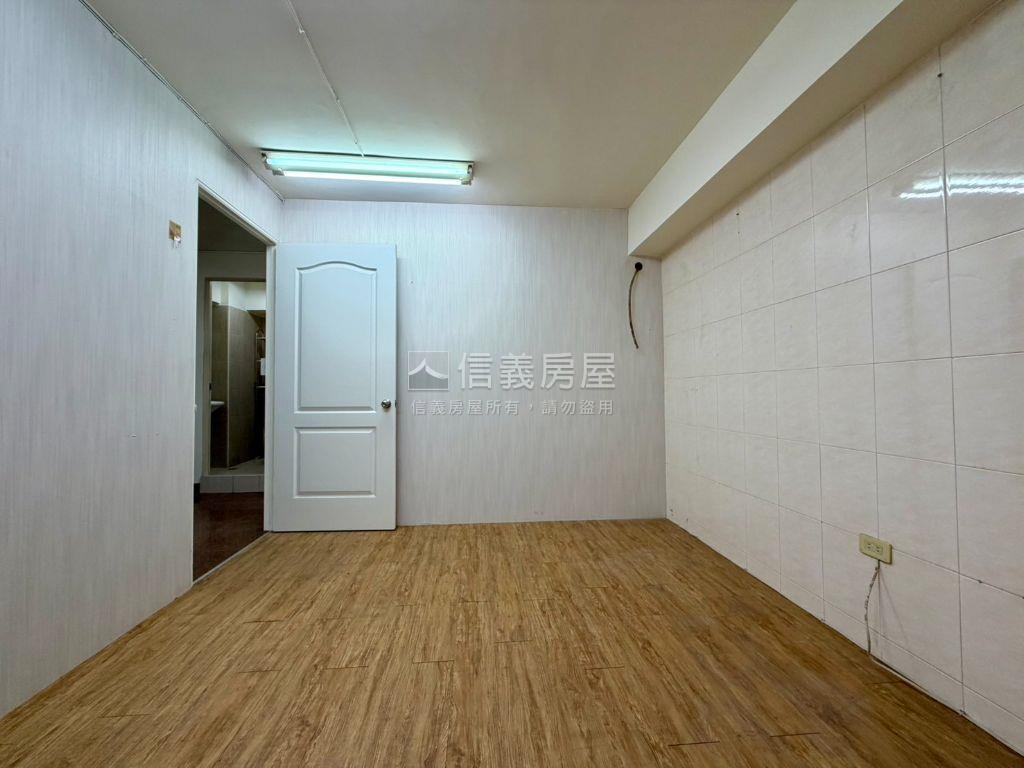 崇明路挑高黃金店面房屋室內格局與周邊環境
