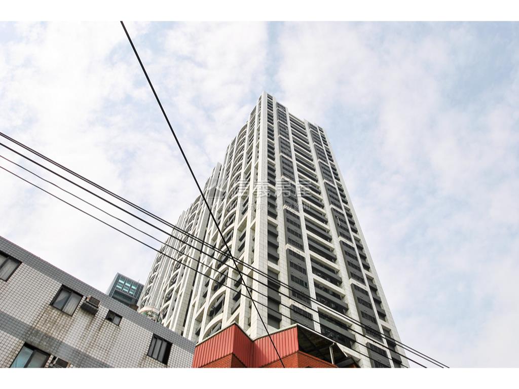 新巨蛋稀有大車位出售房屋室內格局與周邊環境