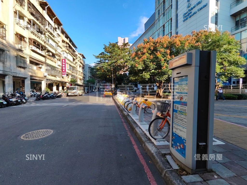 陽台未獨立標示臨馬路三樓房屋室內格局與周邊環境