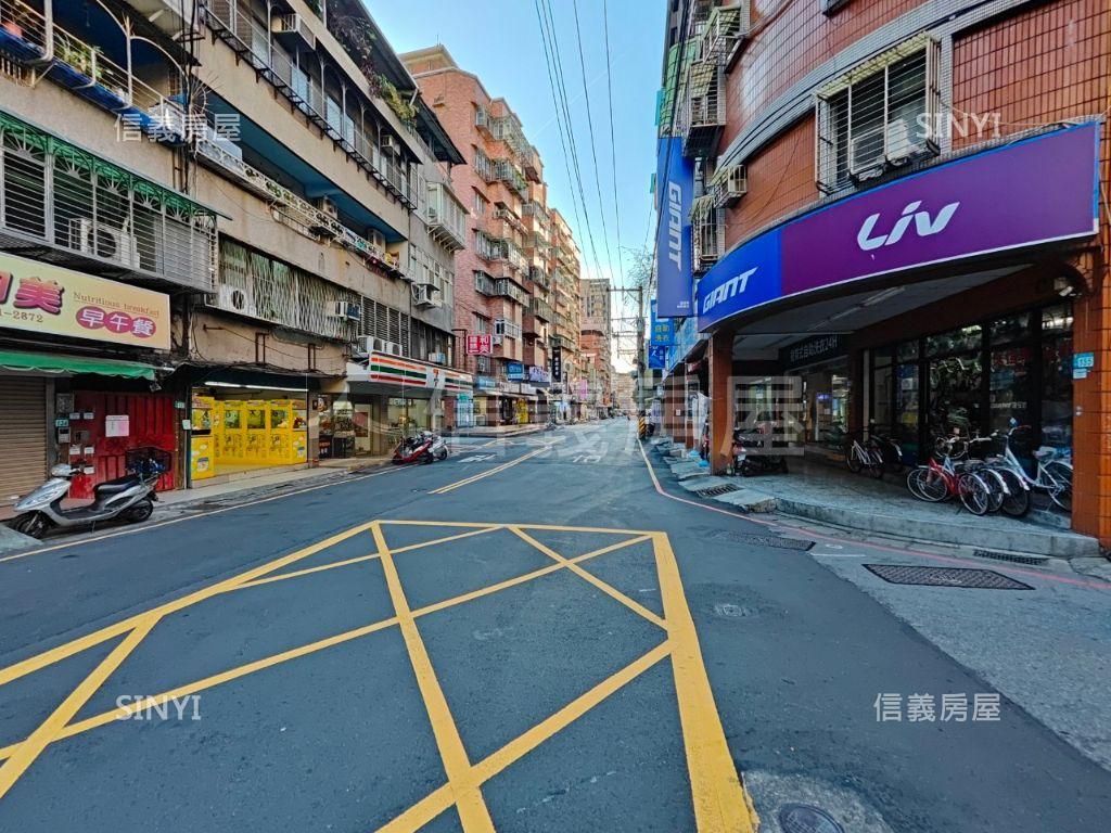 陽台未獨立標示臨馬路三樓房屋室內格局與周邊環境