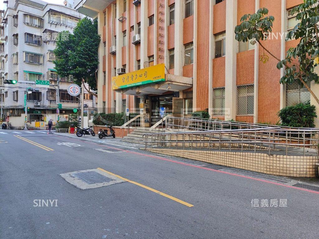 陽台未獨立標示臨馬路三樓房屋室內格局與周邊環境