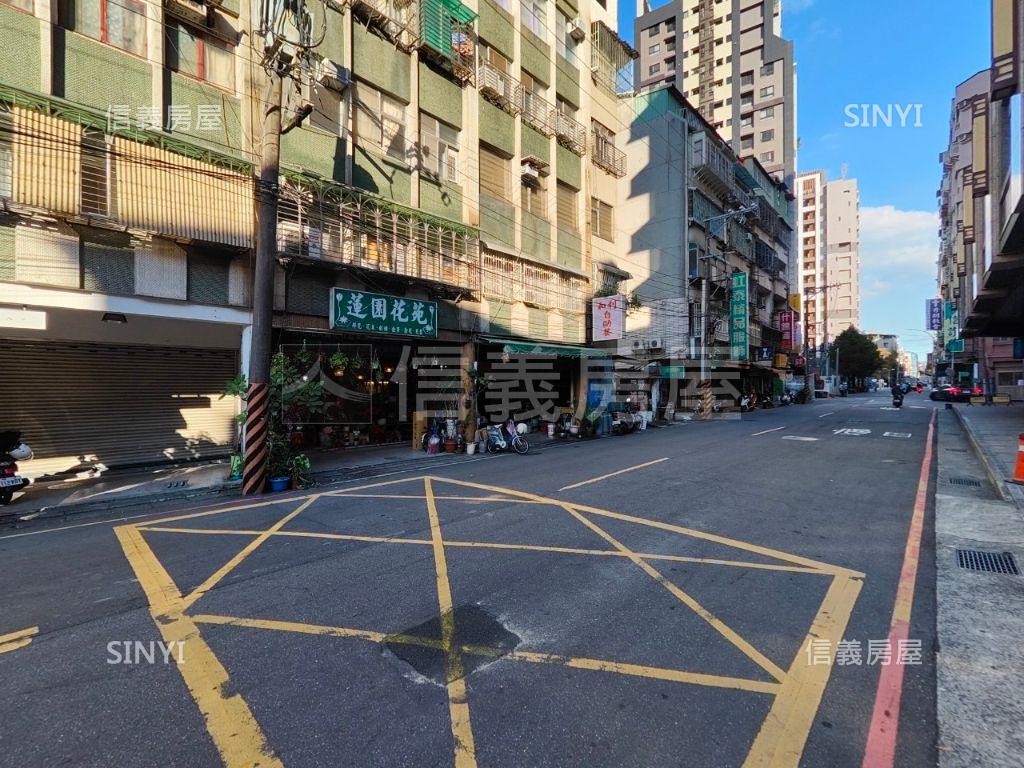 陽台未獨立標示臨馬路三樓房屋室內格局與周邊環境