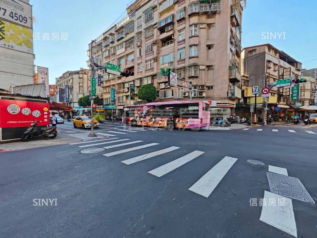 陽台未獨立標示臨馬路三樓房屋室內格局與周邊環境