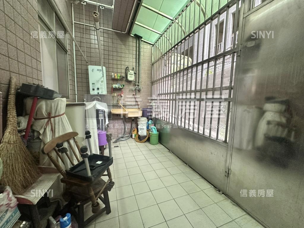 近萬大捷運，三房車位房屋室內格局與周邊環境