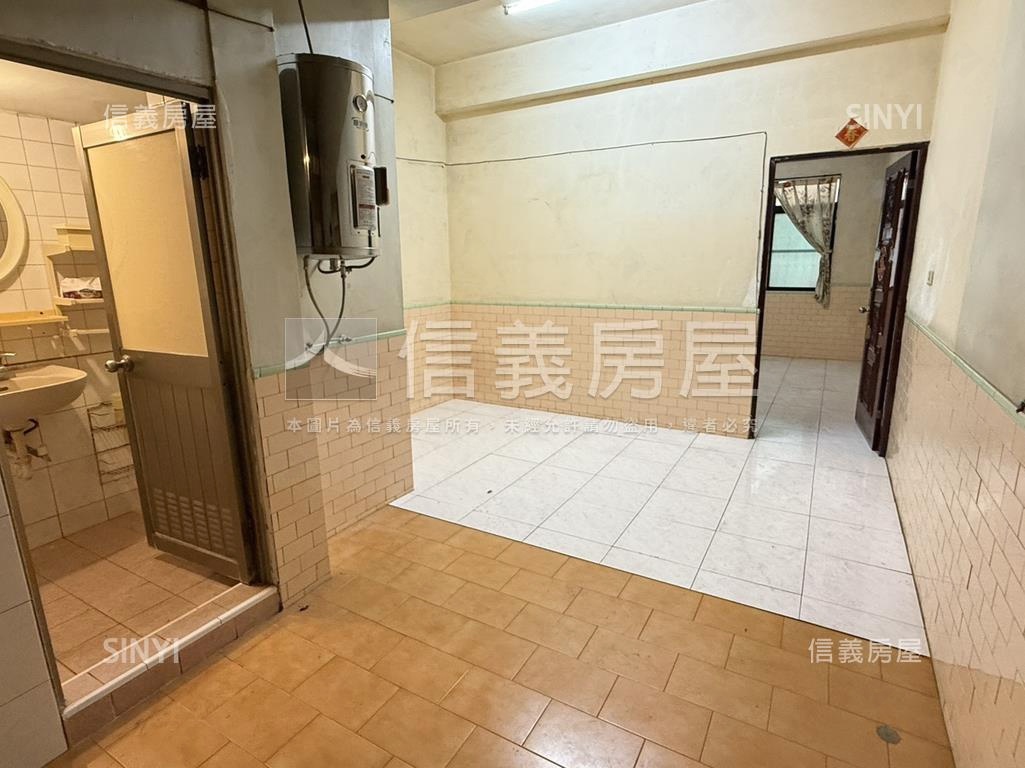 五甲南華正路熱鬧透店房屋室內格局與周邊環境