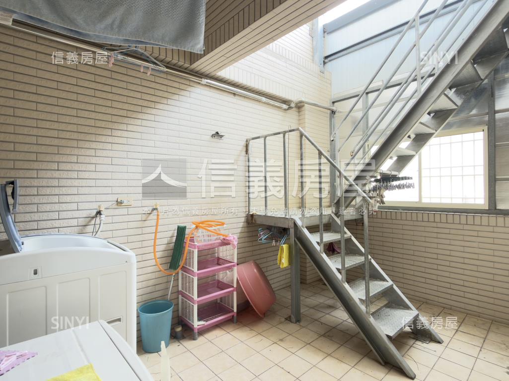 高鐵特區大面寬雙車位透天房屋室內格局與周邊環境