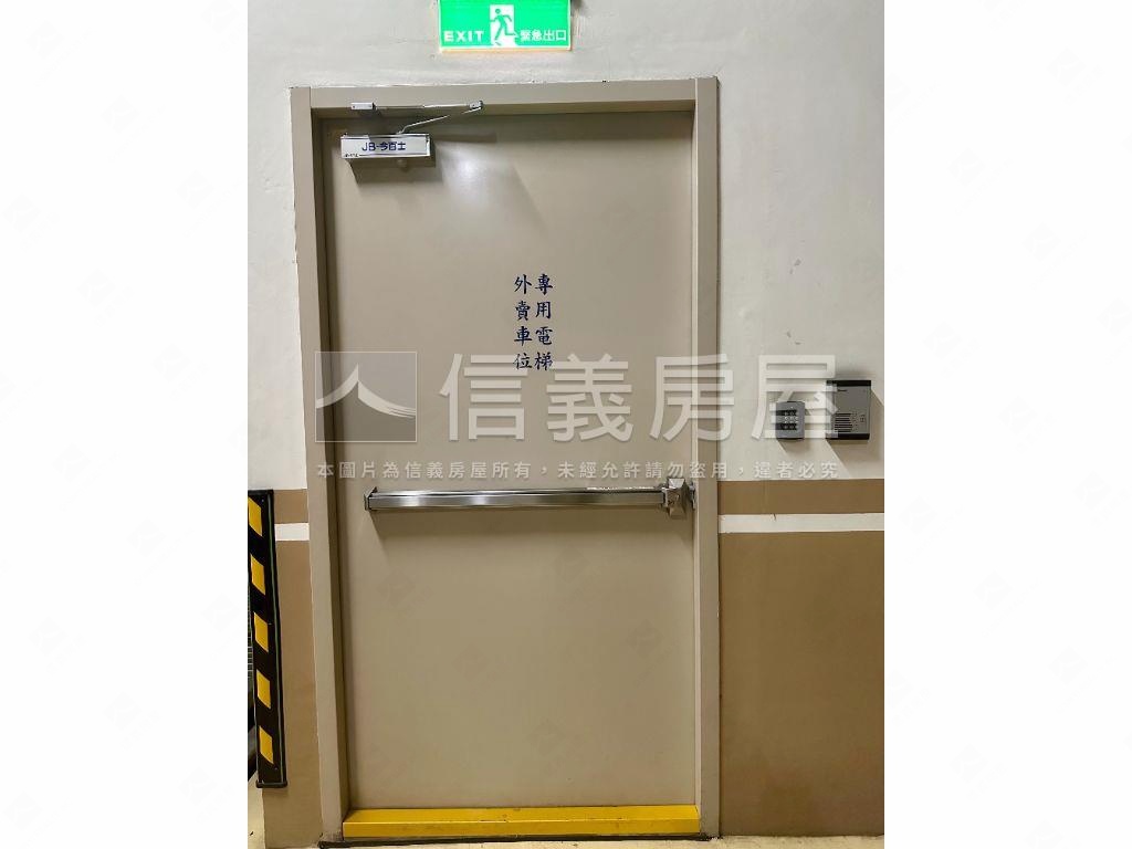 國家園首元首特區坡機車位房屋室內格局與周邊環境
