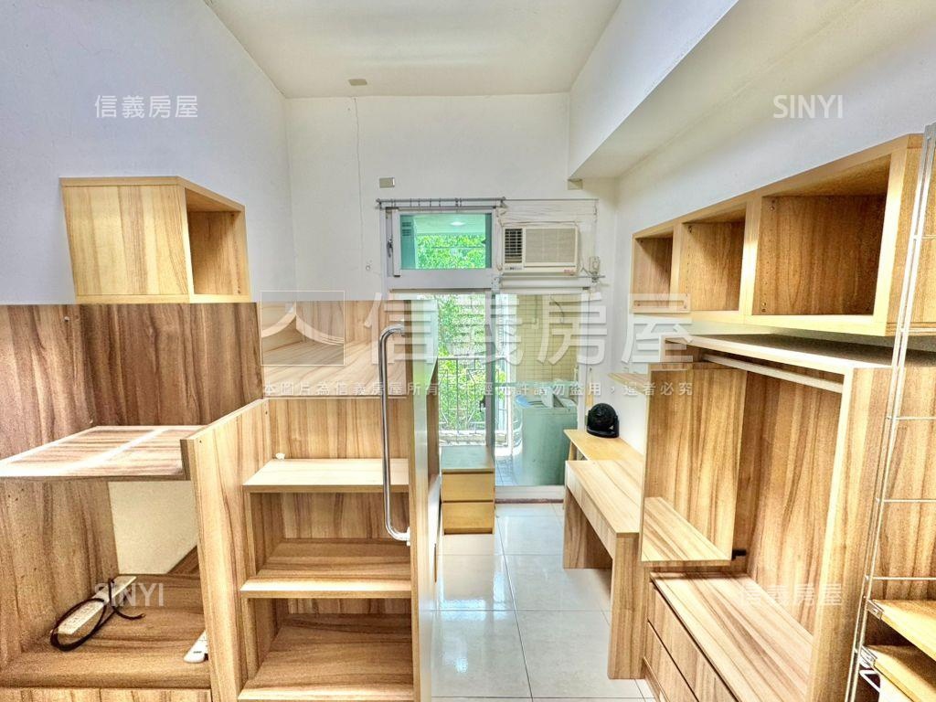 松山巨蛋。鋼骨挑高１房房屋室內格局與周邊環境