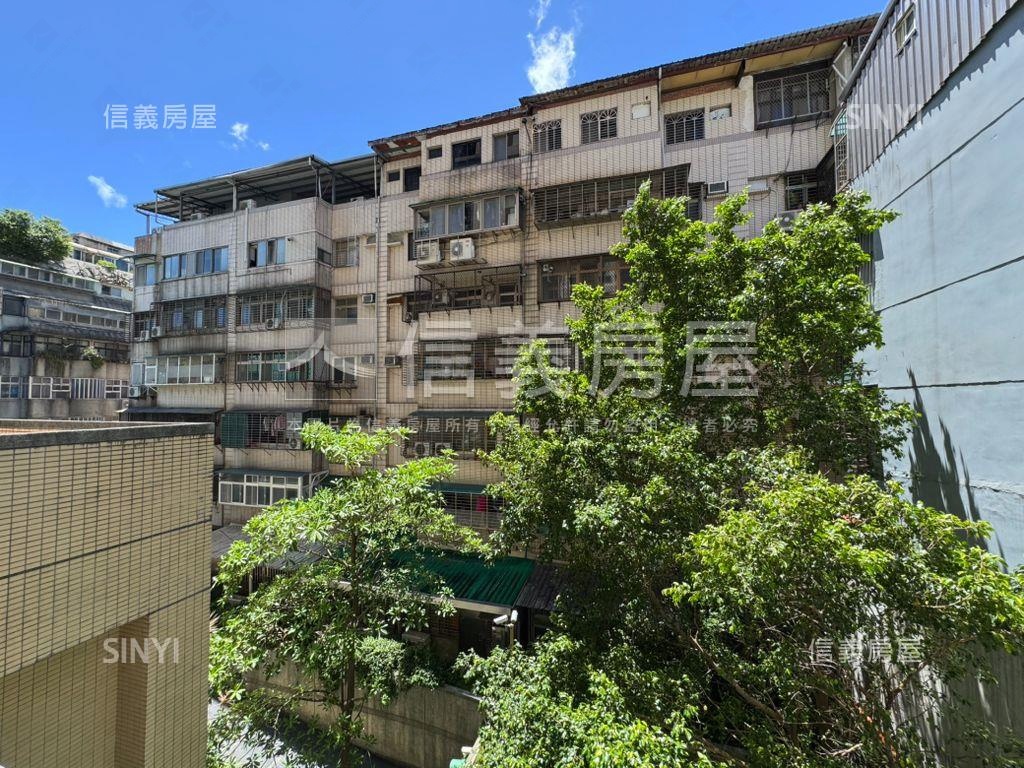 松山巨蛋。鋼骨挑高１房房屋室內格局與周邊環境