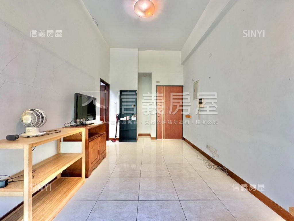 松山巨蛋。鋼骨挑高１房房屋室內格局與周邊環境