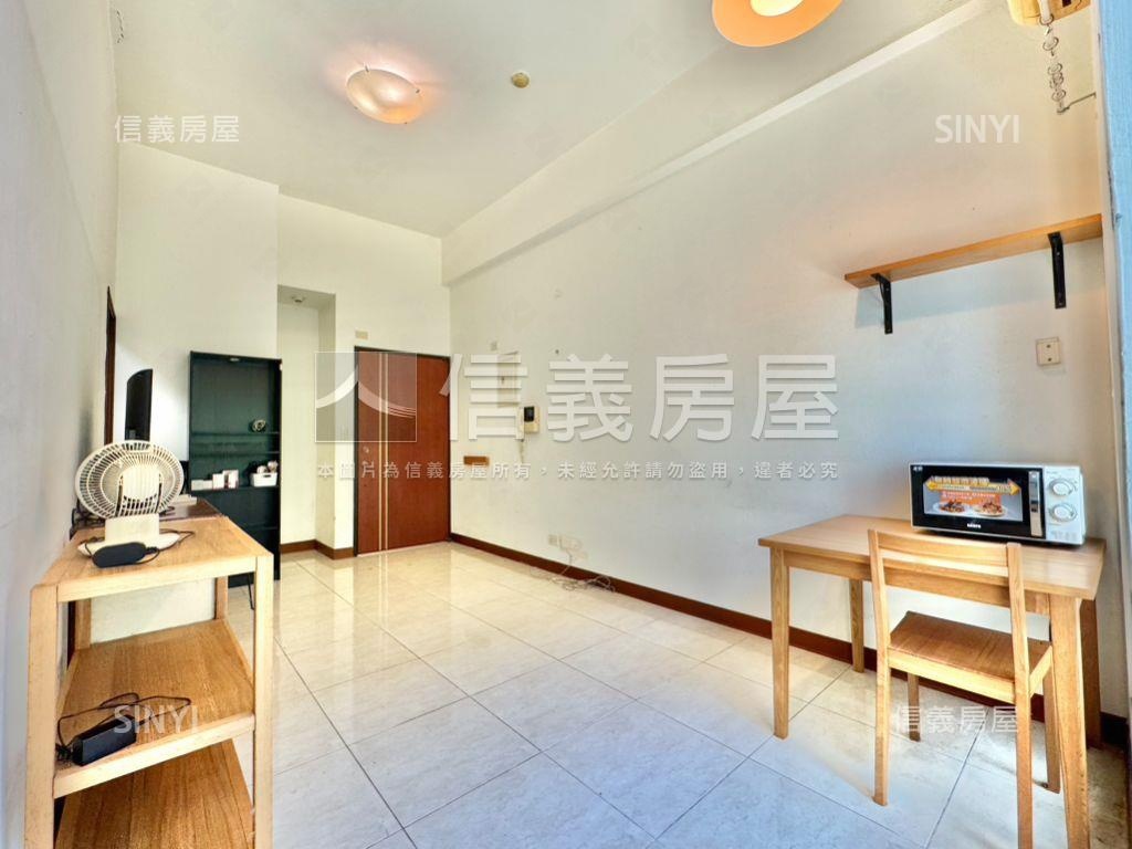 松山巨蛋。鋼骨挑高１房房屋室內格局與周邊環境