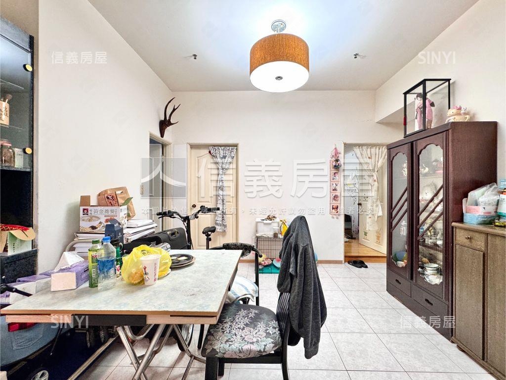 高醫商圈四房車位誠心出售房屋室內格局與周邊環境