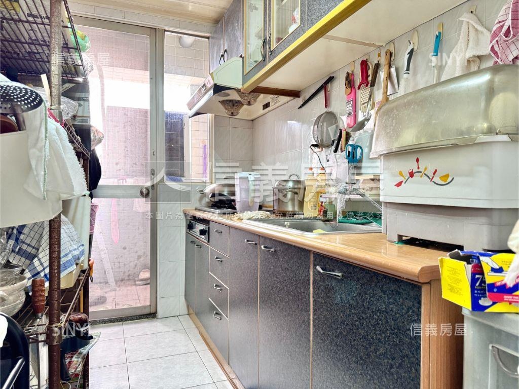 高醫商圈四房車位誠心出售房屋室內格局與周邊環境