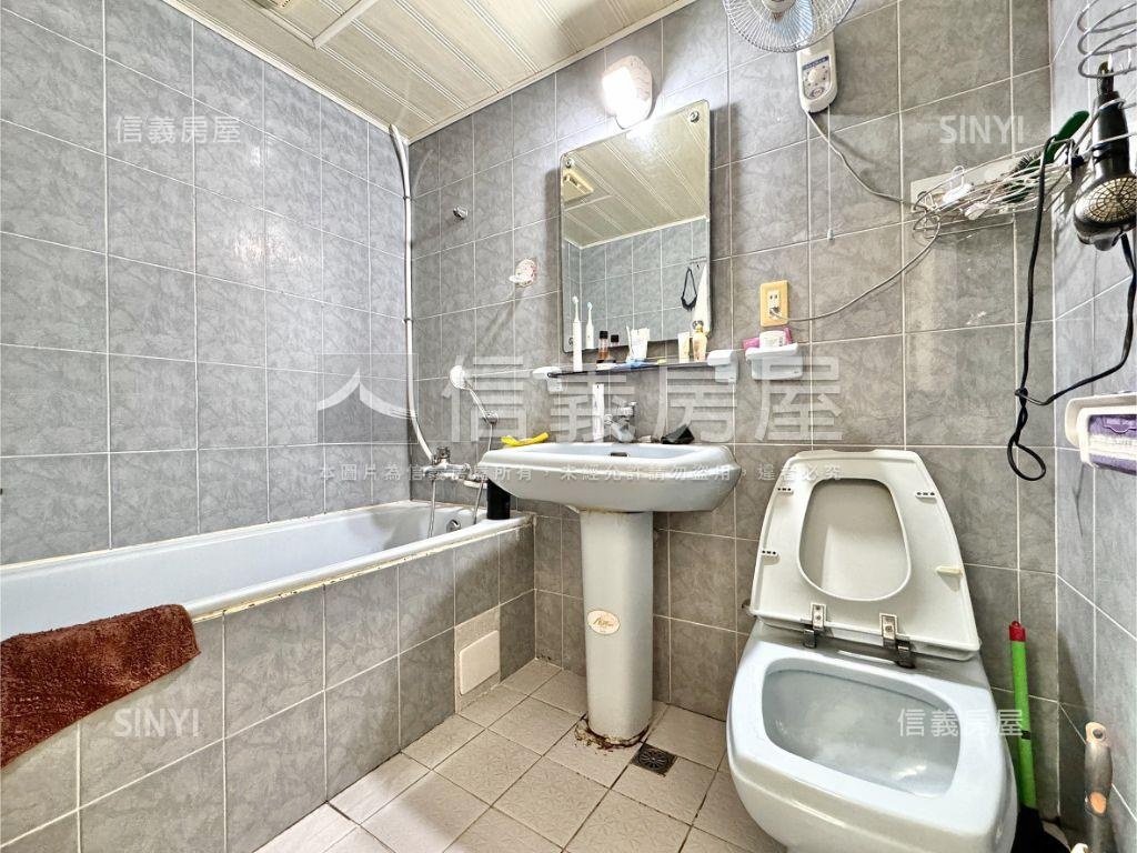 高醫商圈四房車位誠心出售房屋室內格局與周邊環境