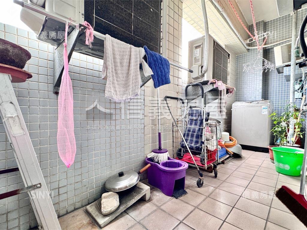 高醫商圈四房車位誠心出售房屋室內格局與周邊環境