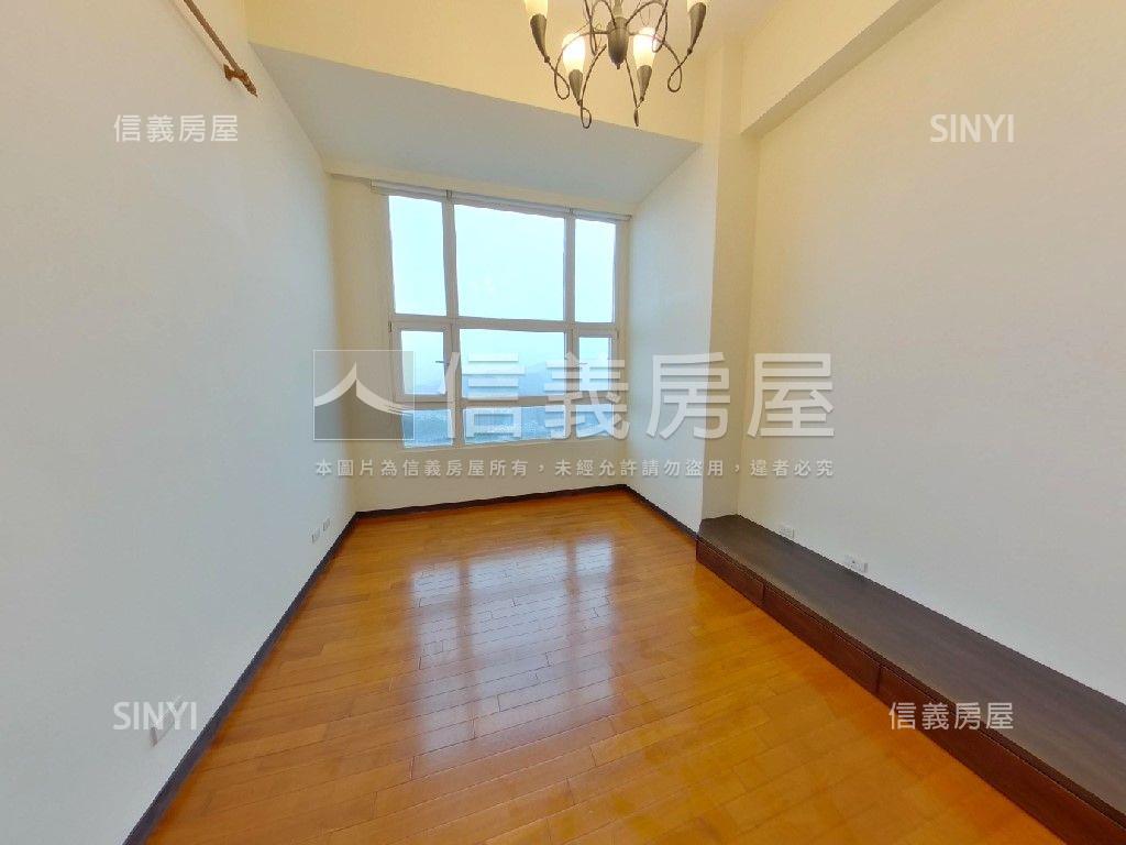 摩天稀有挑高景觀房屋室內格局與周邊環境