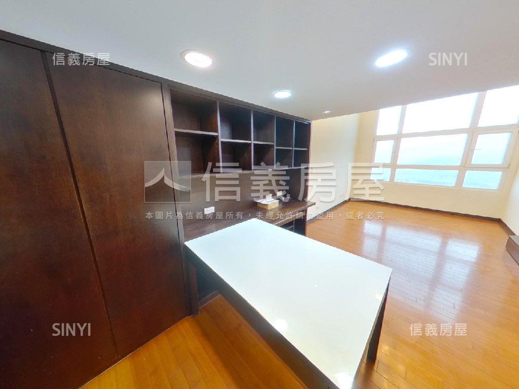 摩天稀有挑高景觀房屋室內格局與周邊環境