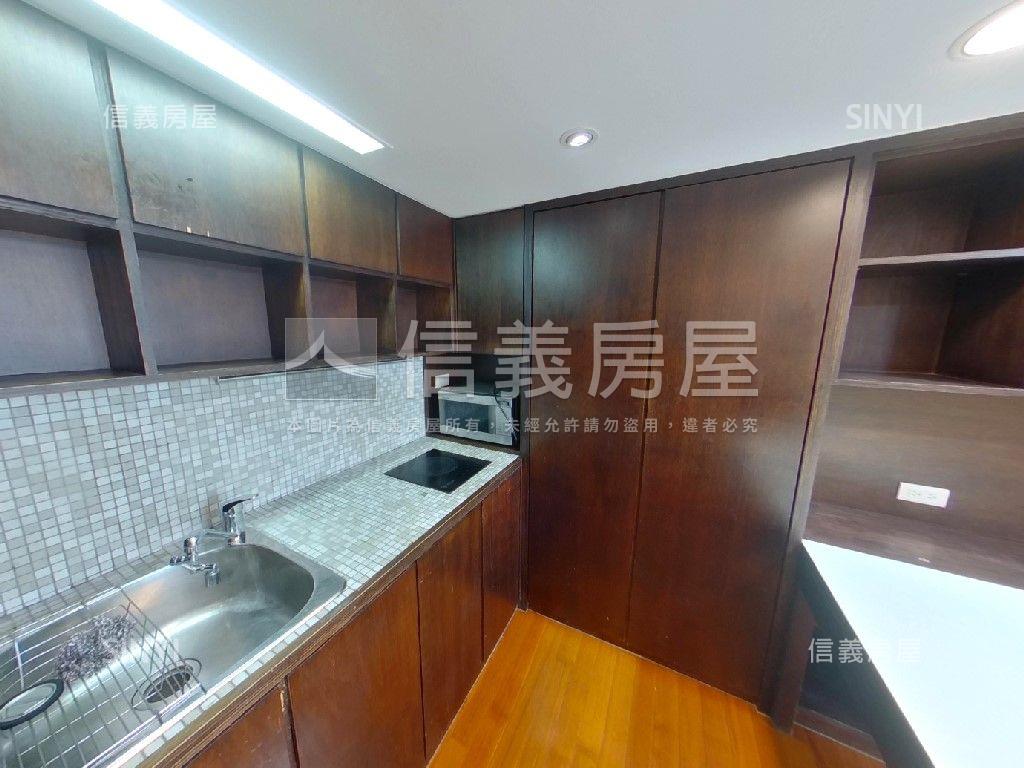 摩天稀有挑高景觀房屋室內格局與周邊環境