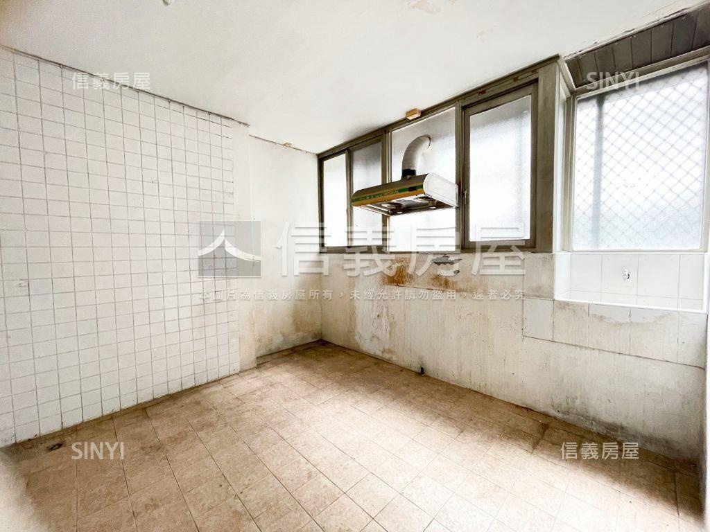 左營超值低總價電梯三房房屋室內格局與周邊環境