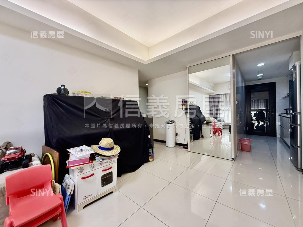 悠活郡朝南三房平車房屋室內格局與周邊環境