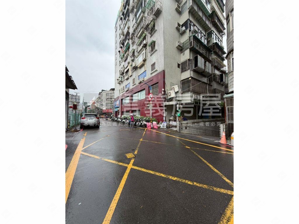 捷運公園圖書館邊間４房房屋室內格局與周邊環境